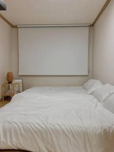 1min to Haengridangil, Entire house, three queen beds, new Suwon Starfield