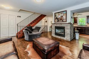 Creek Side Cozy and serene cottage home