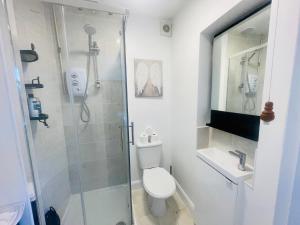 NEW Modern 3 Bedroom Contractor House Short Lets Free Parking & Wifi by Jesswood Properties, Close to Town