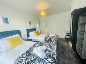 NEW Modern 3 Bedroom Contractor House Short Lets Free Parking & Wifi by Jesswood Properties, Close to Town