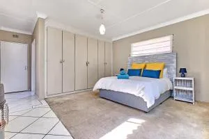 Large 1 bedroom cottage, 15 min from OR Tambo Airport, with backup power and water - Witfield