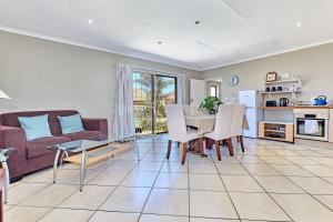 Tranquil, large 1 bedroom garden cottage, 12 mins from OR Tambo International with backup water