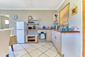 Tranquil, large 1 bedroom garden cottage, 12 mins from OR Tambo International with backup water