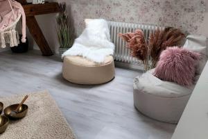 Große Ferienwohnung mit Pool & Pferden - Spielplatz am Haus