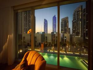 10 minutes to Airport 2BR Creek Harbour with Pool Ideal for Transit and Families
