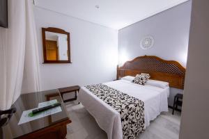 Economy Small Double Room with One Bed room in Los Omeyas