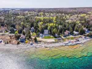 Paradise Waterfront Gem With Georgian Bay Views