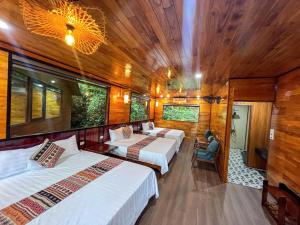 Phòng Gia Đình Nhìn Ra Hồ (Family Room with Lake View)