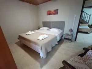 Villa Hanakia Contemporary villa above Kalamata - Dhirrákhion