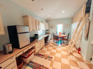 Cozy Guest House Studio Apartment