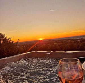 B&B / Chambres d'hotes Moulin Rouge Provencal Suite Premium avec jacuzzi exterieur : photos des chambres