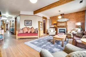 Historic Laramie Apt Walk to Shops and Restaurants - 拉勒米