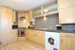 2-Bed Condo Best of Beach & City, FREE Parking