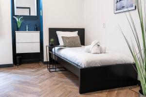 Cozy Room w Shared Kitchen, Fast WiFi Near Station