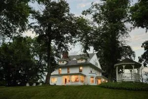 The Pearson House with Waterfront, Boat, Hot Tub, Movie Theater & Firepit - Cayuga