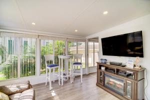 Island Cottage in Jensen Beach w Pool Access!