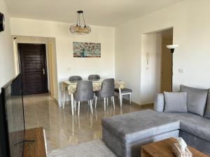 Luxury Inn: 2BR Prime location in Madinaty B12