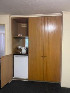 Quiet unit in leafy hotel