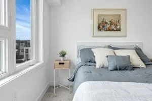 Ritzy 3BR Home with Balcony Near Burlington Pier - Берлінгтон