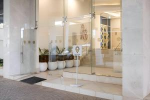 Capital M Luxury 1br by BednBeyond Eagle Westlands Nairobi with a Pool and City View