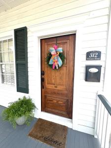 Creole Cottage - 2 Bed, 1 Bath, Pet Friendly with Fee, Walk to Downtown, Grill, Washer & Dryer