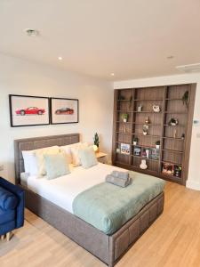 Modern Studio Apartments & 3Bedroom flat with Pvt Balcony steps from Regents Park
