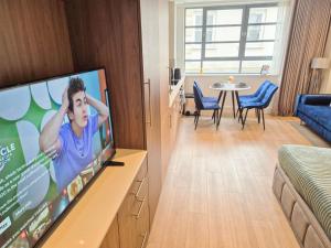 Modern Studio Apartments & 3Bedroom flat with Pvt Balcony steps from Regents Park