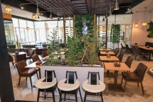 Capital M Luxury 1br by BednBeyond Eagle Westlands Nairobi with a Pool and City View