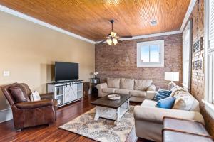 Train Depot - 2 Bed, 1 & Half Bath, Heart of Downtown, Washer & Dryer