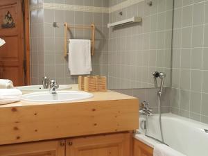 Spacieux 3 chambres, skis aux pieds avec parking et wifi - FR-1-575-24