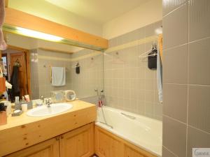 Spacieux 3 chambres, skis aux pieds avec parking et wifi - FR-1-575-24