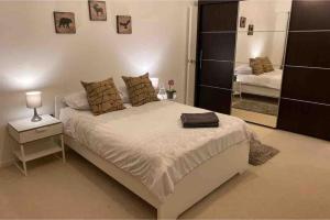 Cosy Riverside Apartment