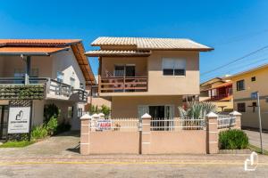 Casa com 03 dormitórios de casal