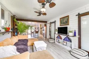 Coastal Oasis with Hot Tub Walk to Beach! - 托普赛尔海滩