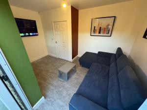Modern 3- Bed House -Private Parking - sleeps 12- 2 Min M62