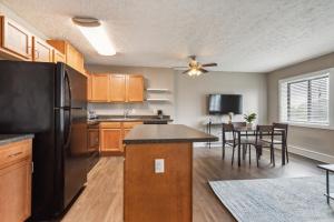 River West 504 I Cozy & Spacious 1bd Apt I Pool
