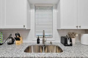 2 Min Drive to Downtown! A Cozy 2BR in Raleigh!