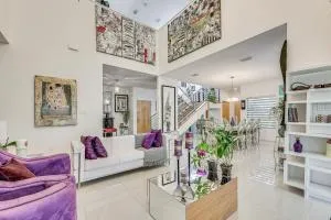 Covered Patio and Grill Colorful McAllen Home - فار