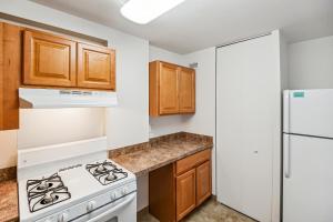 PP 2401 Modern Corporate 2br Suite pool, Gym