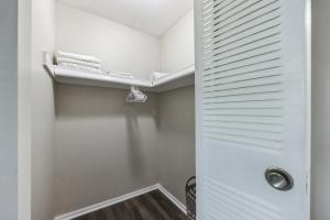Pine Brook 1202 I Pool Gym I Free Parking !