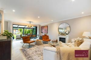 Guildford - 4 Bedroom House - Private Parking