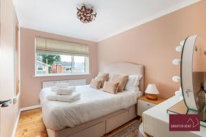 Guildford - 4 Bedroom House - Private Parking