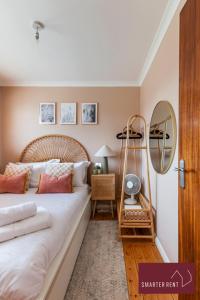 Guildford - 4 Bedroom House - Private Parking