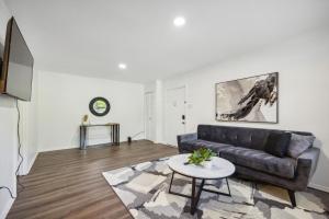 Pine Brook 1108 I Pool Gym I Free Parking !