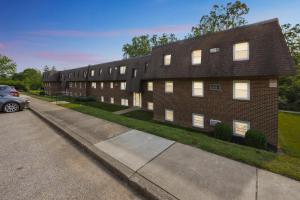 Pine Brook 1108 I Pool Gym I Free Parking !