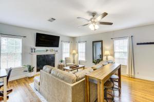 Lumberjack Hideaway Near Campus in Nacogdoches! - 3hvězdičkové hotely ve městě Nacogdoches