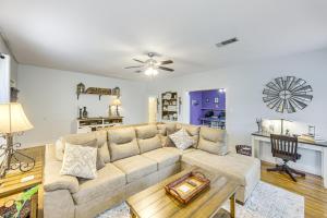 ‘Lumberjack Hideaway’ Near Campus in Nacogdoches!