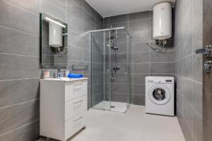 Wave Crest Holiday Apartments by Buena Vista