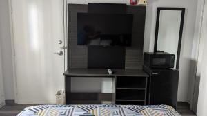 Queen Room - Disability Access - Non-Smoking room in Motel 6-Victoria TX
