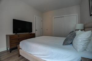 Landing at Hagert and York 1 Bedroom in East Kensington